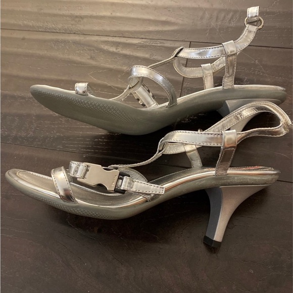 Bought but never worn beautiful
Prada Silver Leather kitten heels Size
38 1/2 - Picture 3 of 13